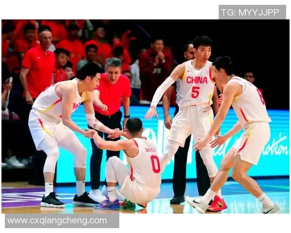 中国男篮迎战上海队全力争胜展现团队实力与个人风采